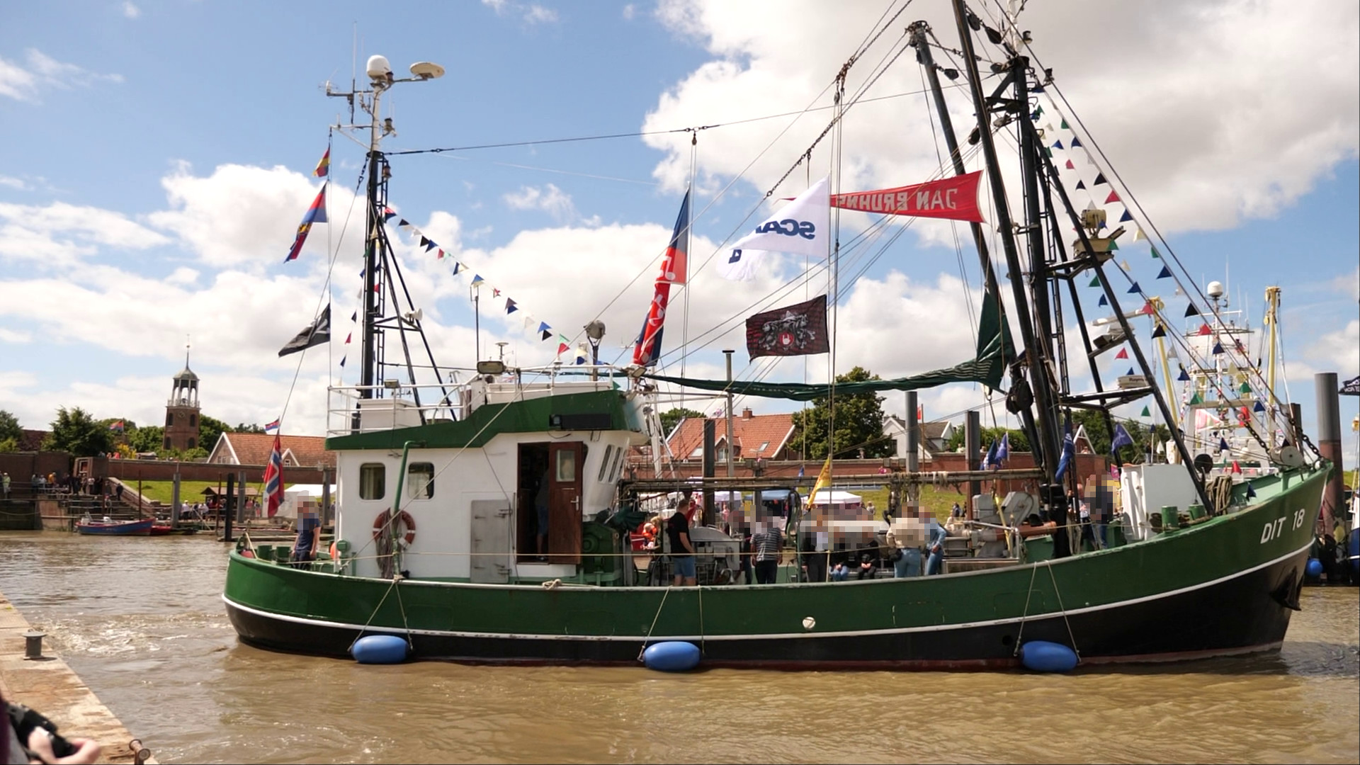 Fischerboot beim Hafenfest in Ditzum